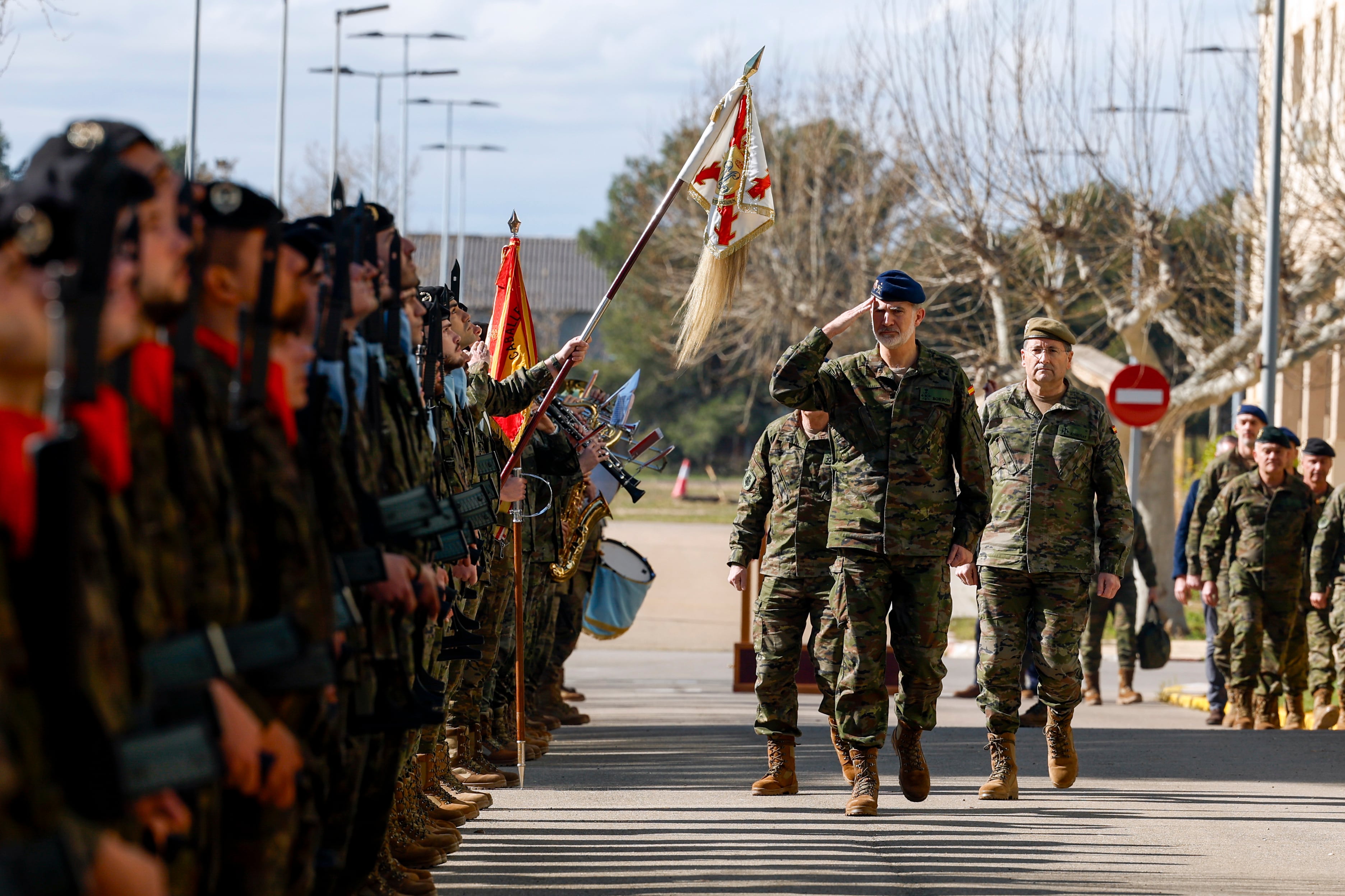 ZARAGOZA (ESPAÑA), 25/03/2025.- El rey Felipe VI (c) visita este martes la brigada Aragón I, donde conocerá de primera mano el historial, organización y actividades principales de la unidad. EFE/ Javier Cebollada
