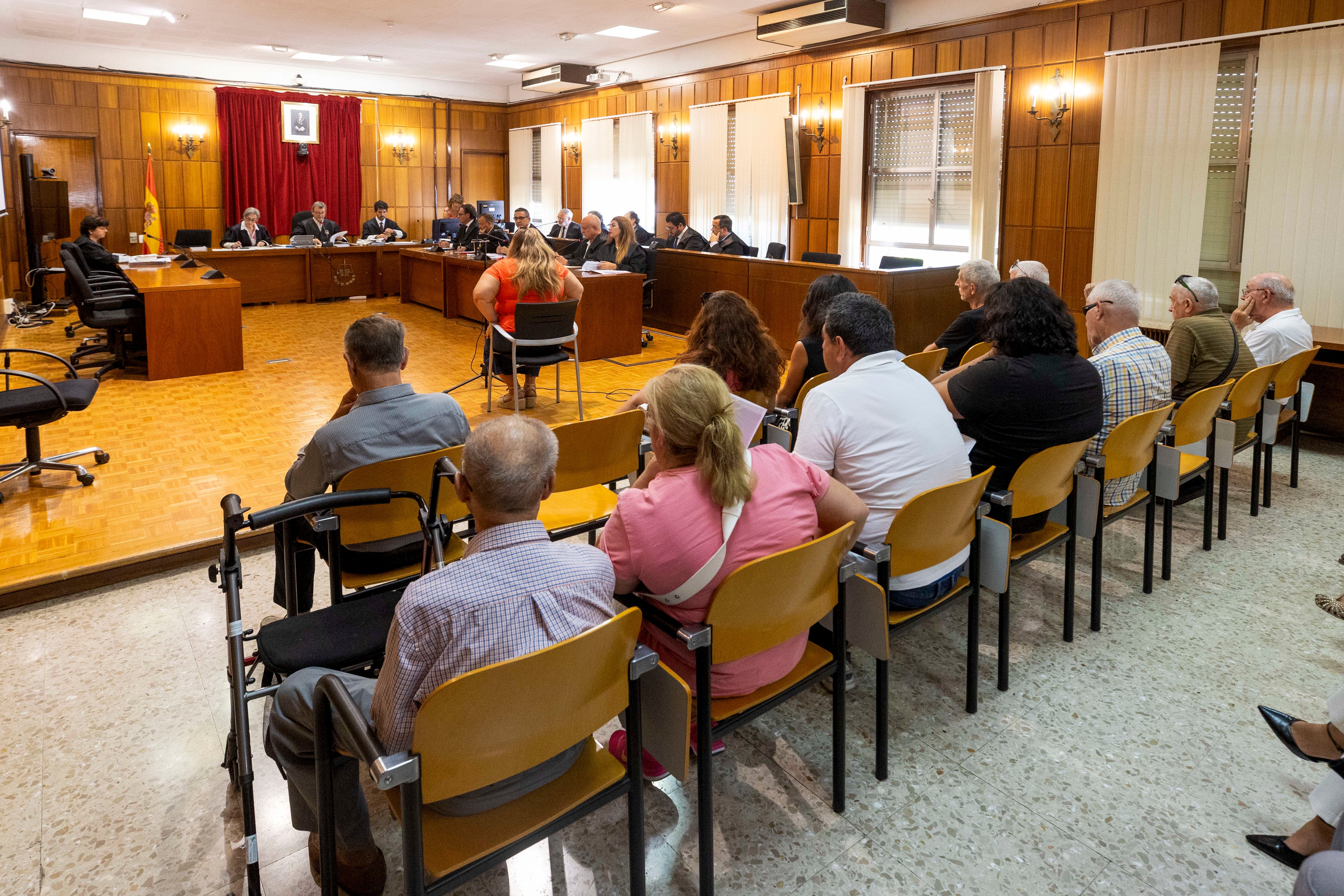 FOTODELDÍA  MURCIA, 11/09/2024.- La Audiencia Provincial de Murcia juzga a 11 hombres y 4 mujeres por promover y favorecer la prostitución de chicas menores de familias desestructuradas captadas en la puerta de discotecas y centros educativos, así como a clientes que pagaron por estar con ellas a sabiendas de que no tenían 18 años. EFE/Marcial Guillén
