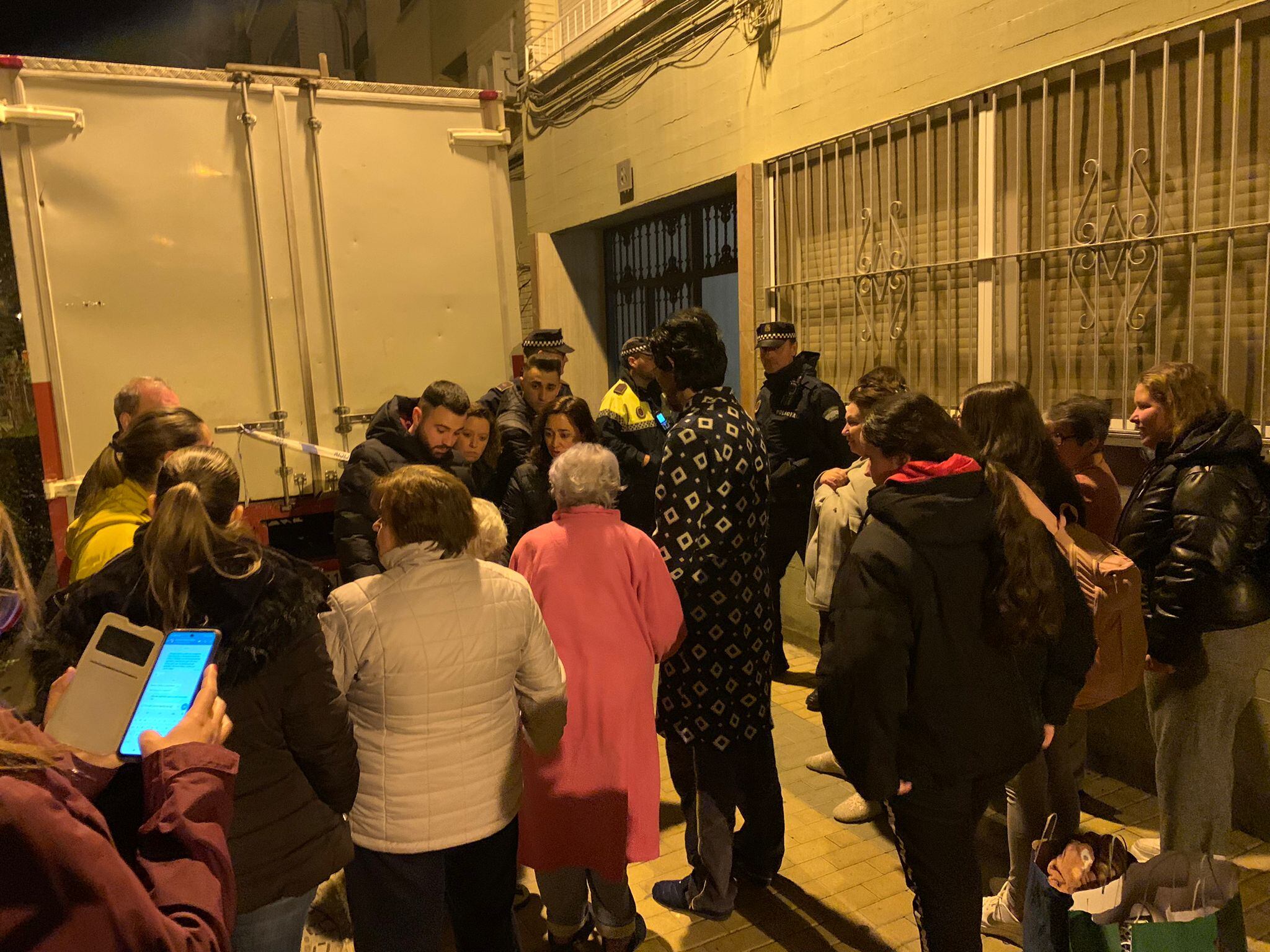 Vecinos desalojados tras la explosión de gas.