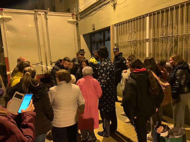 Vecinos desalojados tras la explosión de gas.