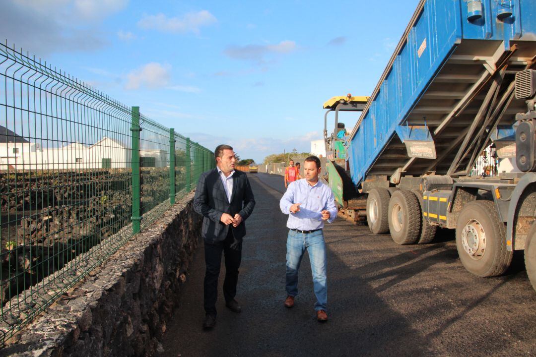 Yaiza realiza trabajos complementarios de canalización de pluviales, señalética y construcción de muros de piedra.