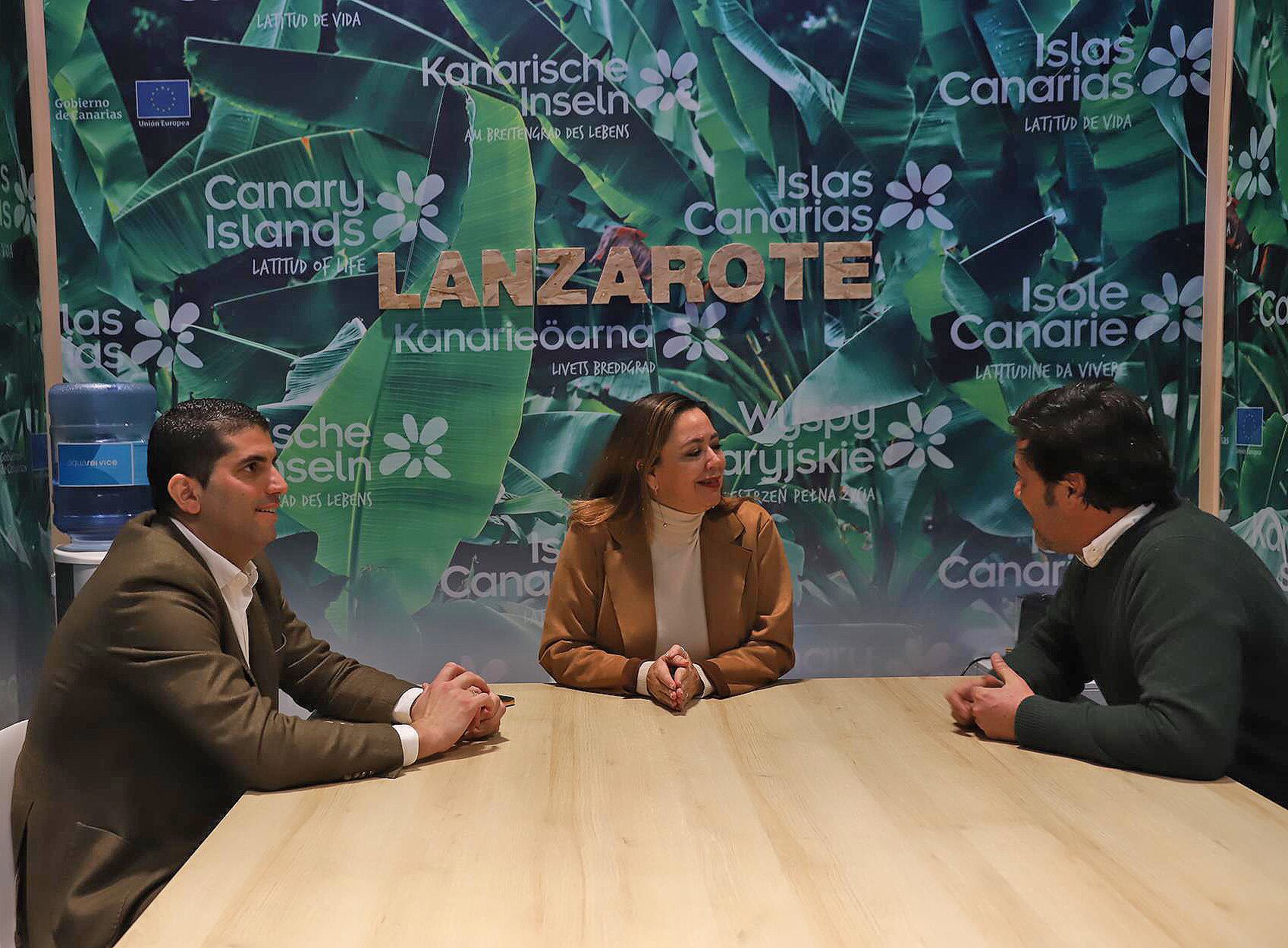 La presidenta del Cabildo de Lanzarote, María Dolores Corujo, y el consejero delegado de los Centros Turísticos, Benjamín Perdomo, con el fotógrafo especializado en bodas Pablo Beglez.