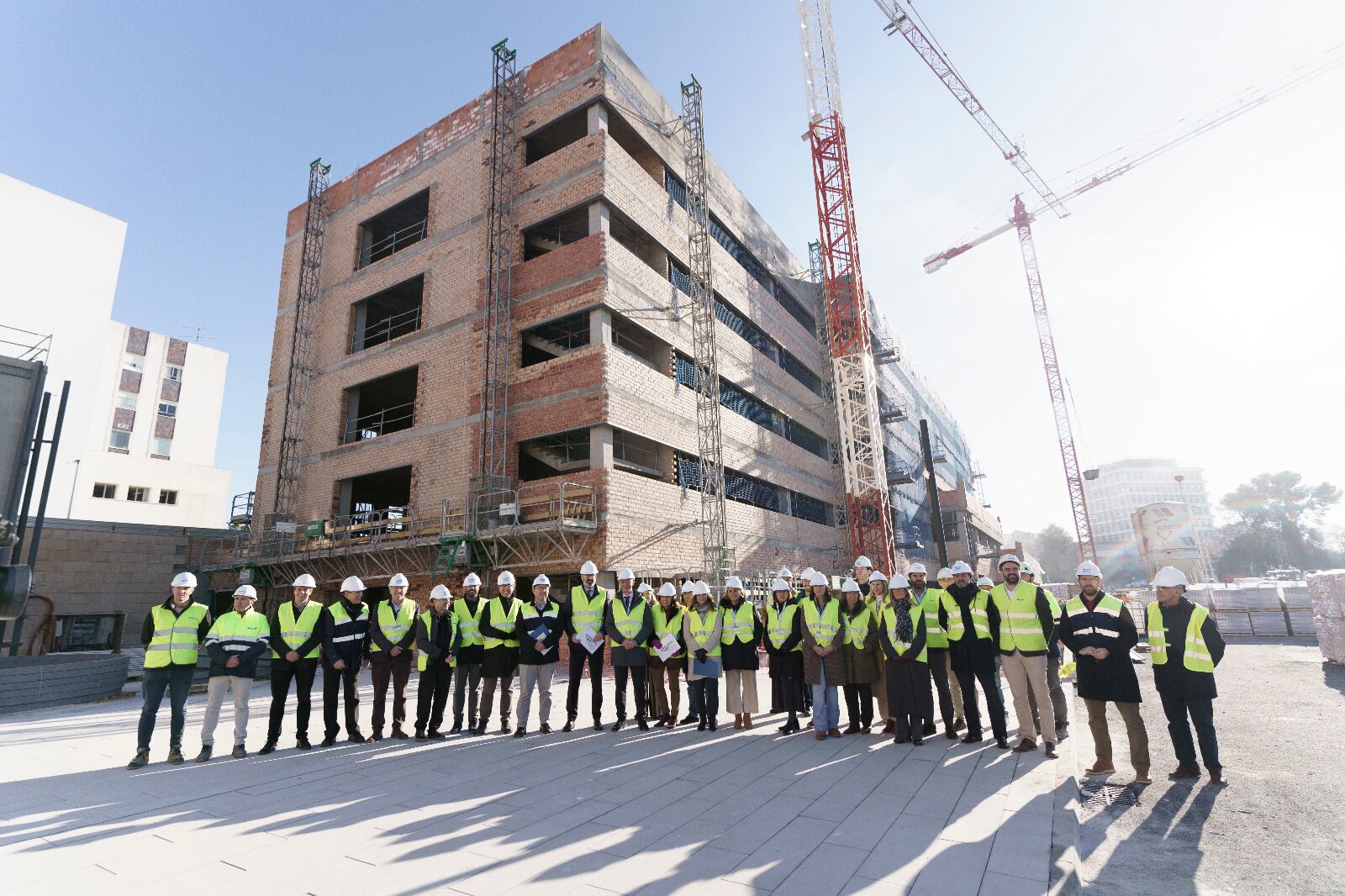 Autoridades y profesionales del hospital Reina Sofía ante el nuevo edificio de consultas externas materno infantil del centro.