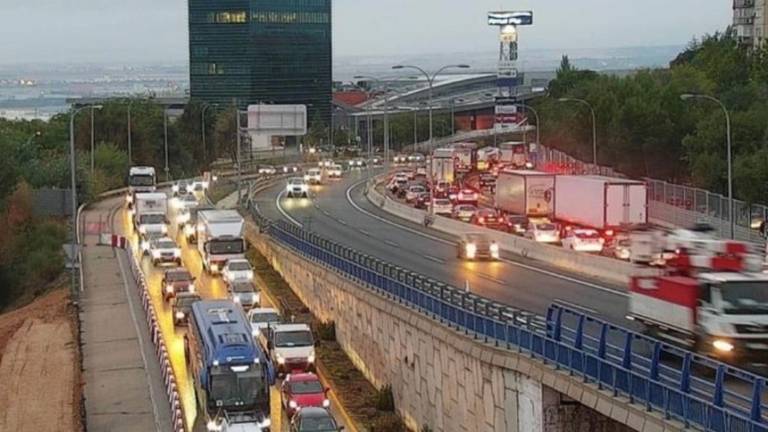 Atasco en la zona de Cuatro Caminos-A2/Foto DGT