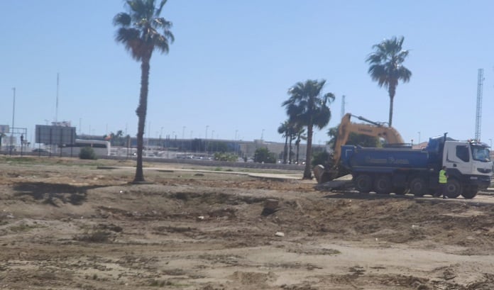 Camiones durante los trabajos de esta mañana