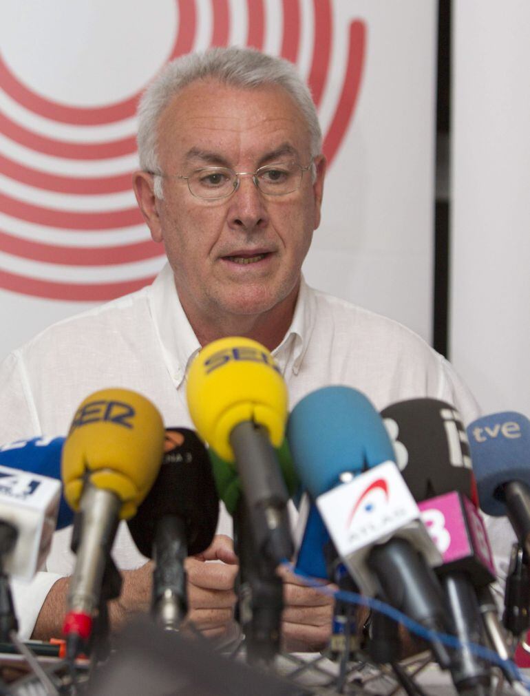 GRA157 .PALMA DE MALLORCA (ISLAS BALEARES) 18-05-2015 .- El coordinador general de Izquierda Unida, Cayo Lara, durante la rueda de prensa que ha ofrecido esta mañana en Palma de Mallorca donde participará en la campaña electoral de Guanyem. EFE/ Montserra