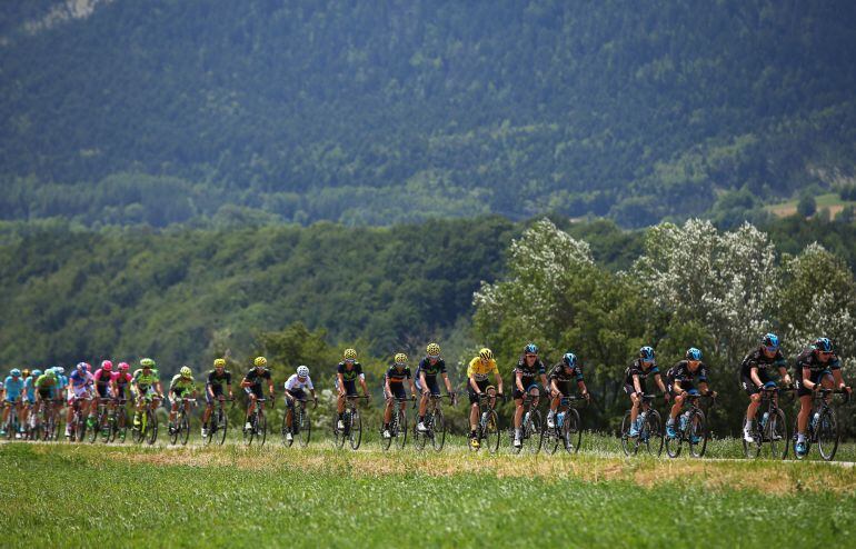 GAP, FRANCE - JULY 23:  The peloton in action during Stage Eighteen of the 2015 Tour de France, a 186.5km stage between Gap and Saint-Jean-de-Maurienne on July 23, 2015 in  Saint-Jean-de-Maurienne, France.  (Photo by Bryn Lennon/Getty Images)