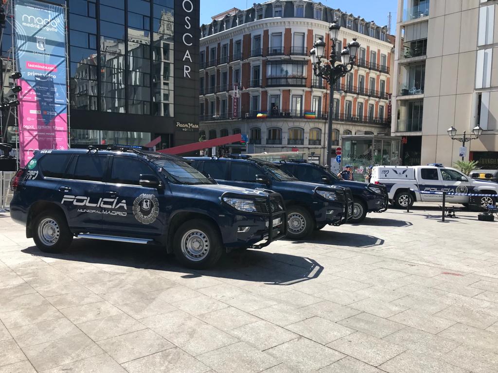 Vehículos de la Policía Municipal esta mañana en la Plaza de Pedro Zerolo