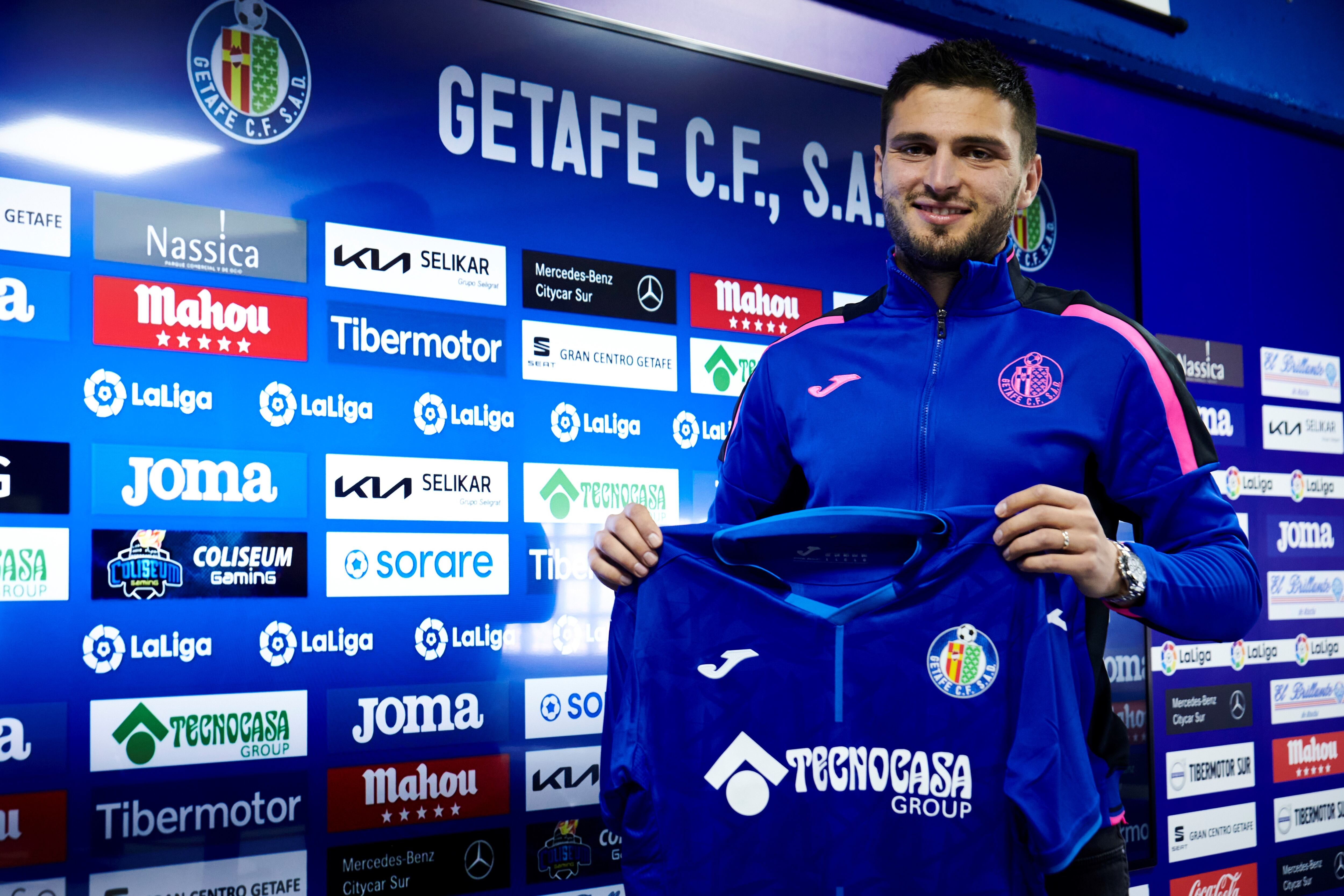 GRAF6871. GETAFE, 27/01/2022.- El internacional turco Okay Yokuslu, cedido desde el Celta hasta el final de la presente temporada, durante su presentación como nuevo jugador del Getafe. EFE/ Luca Piergiovanni