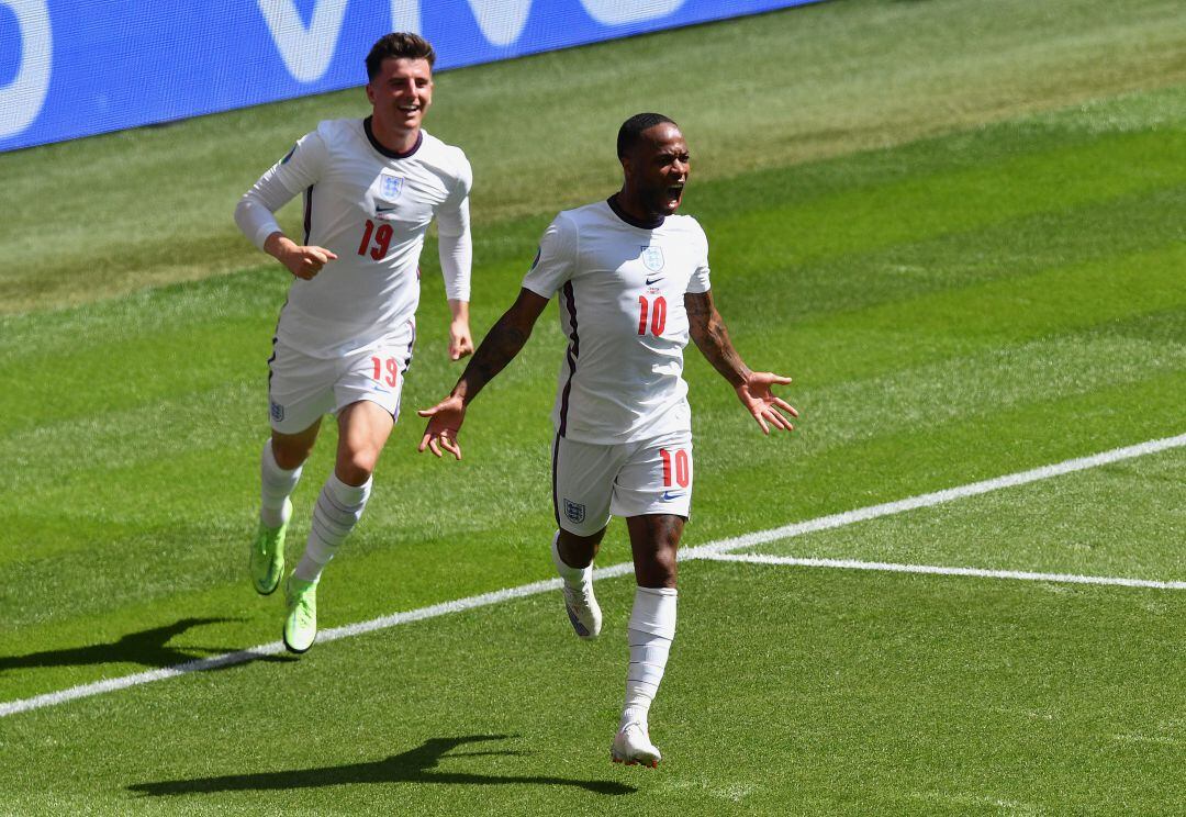 Raheem Sterling celebra su gol ante Croacia