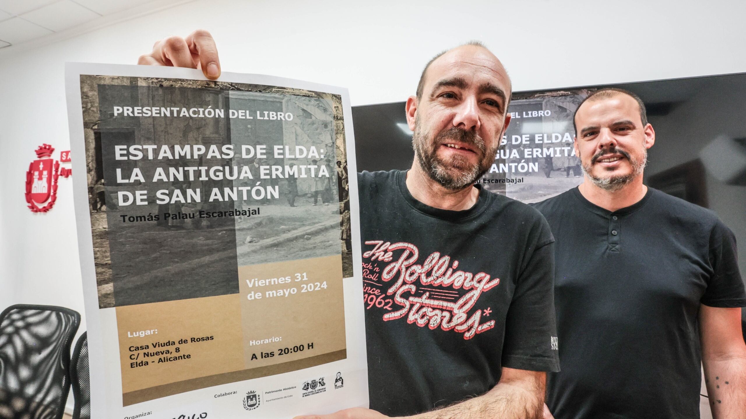 Tomás Palau, autor del libro, junto a Iñaki Pérez, concejal de Cultura de Elda