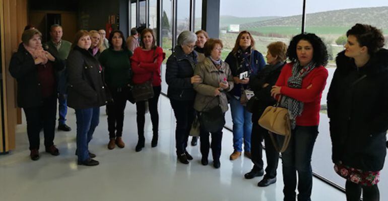 Varias mujeres cooperativistas visitan el Museo Terra Oleum.