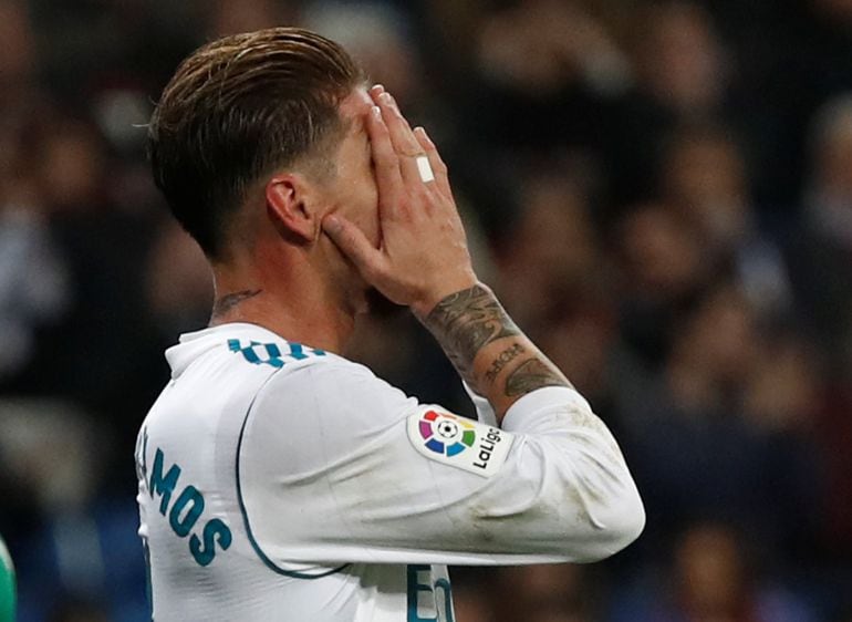 Sergio Ramos se tapa la cara con las manos