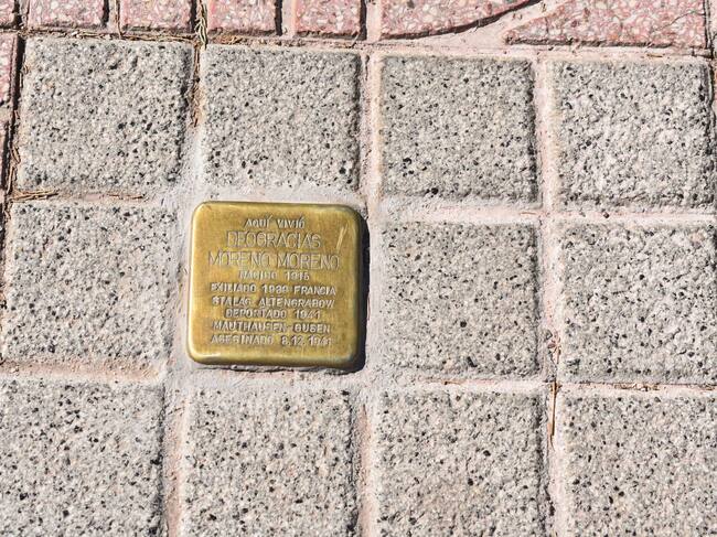 Un adoquín dorado recuerda a los vecinos de Ciudad Real víctimas del nazismo