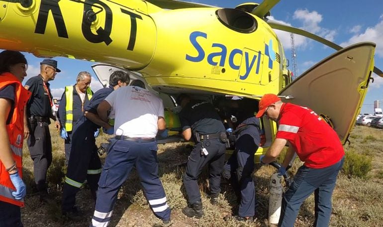 Momento en el que el aficionado era introducido en el helicóptero de emergencias