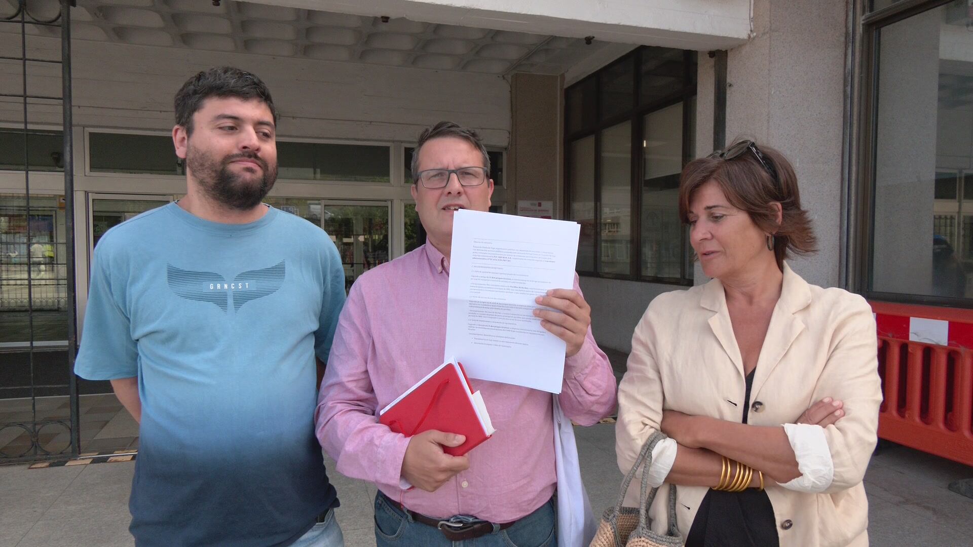 EU de Vigo presentando la denuncia contra el concello y Aqualia