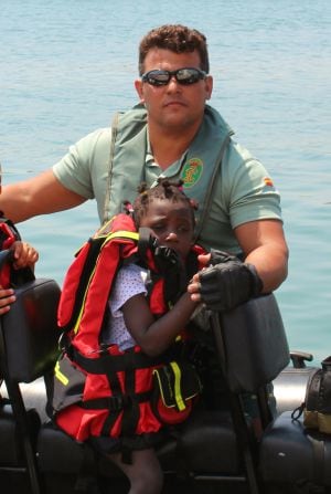 Pilar en la barca de los GEAS, junto a Javier