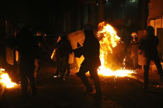 Pequeños grupos de manifestantes griegos lanzan cócteles molotov a la policía en Atenas