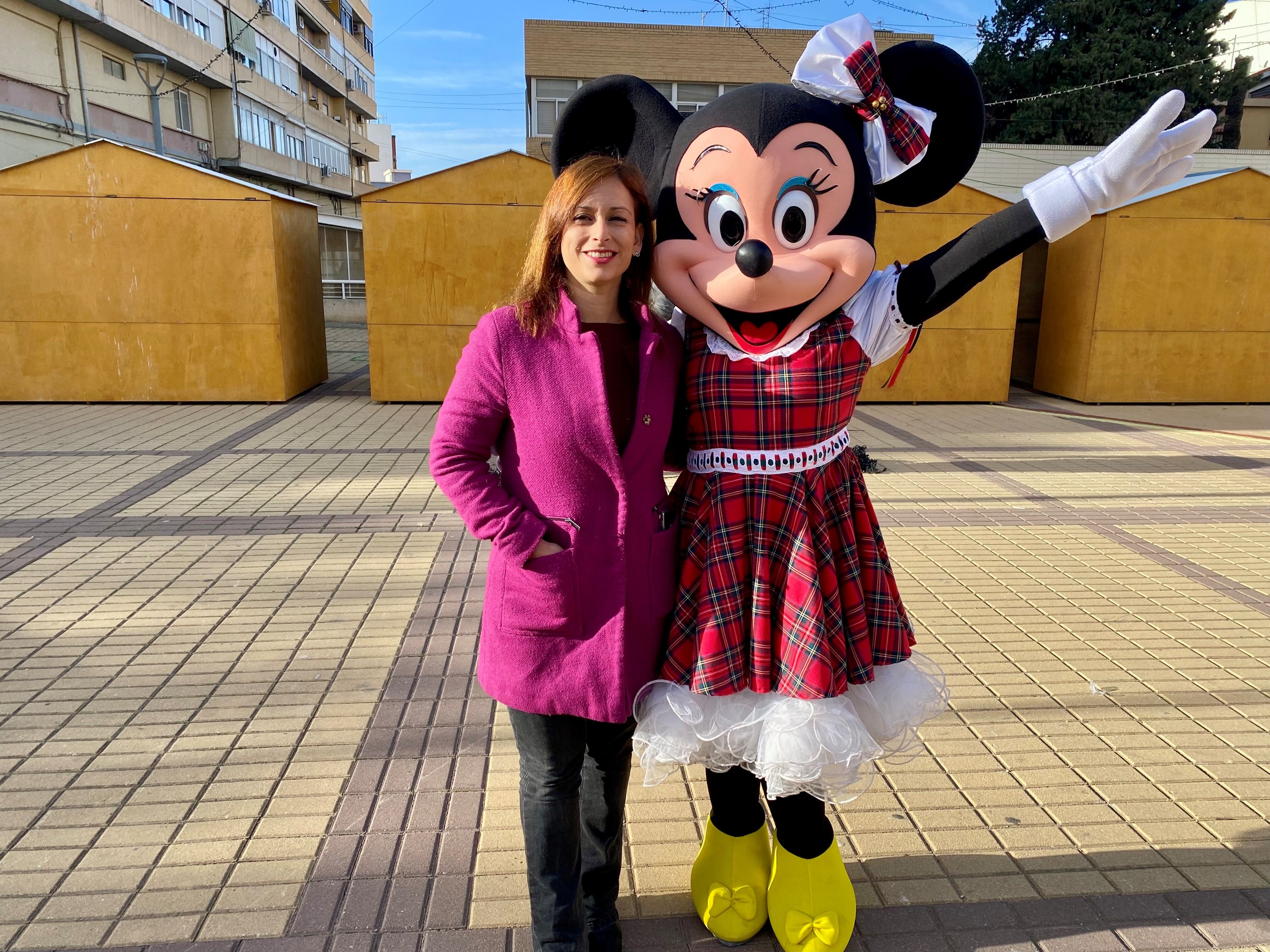 Silvia Ibáñez, concejala de Comercio y Mercados de Elda, ha presentado la iniciativa en la plaza de la Hispanidad, lugar que acogerá el mercado