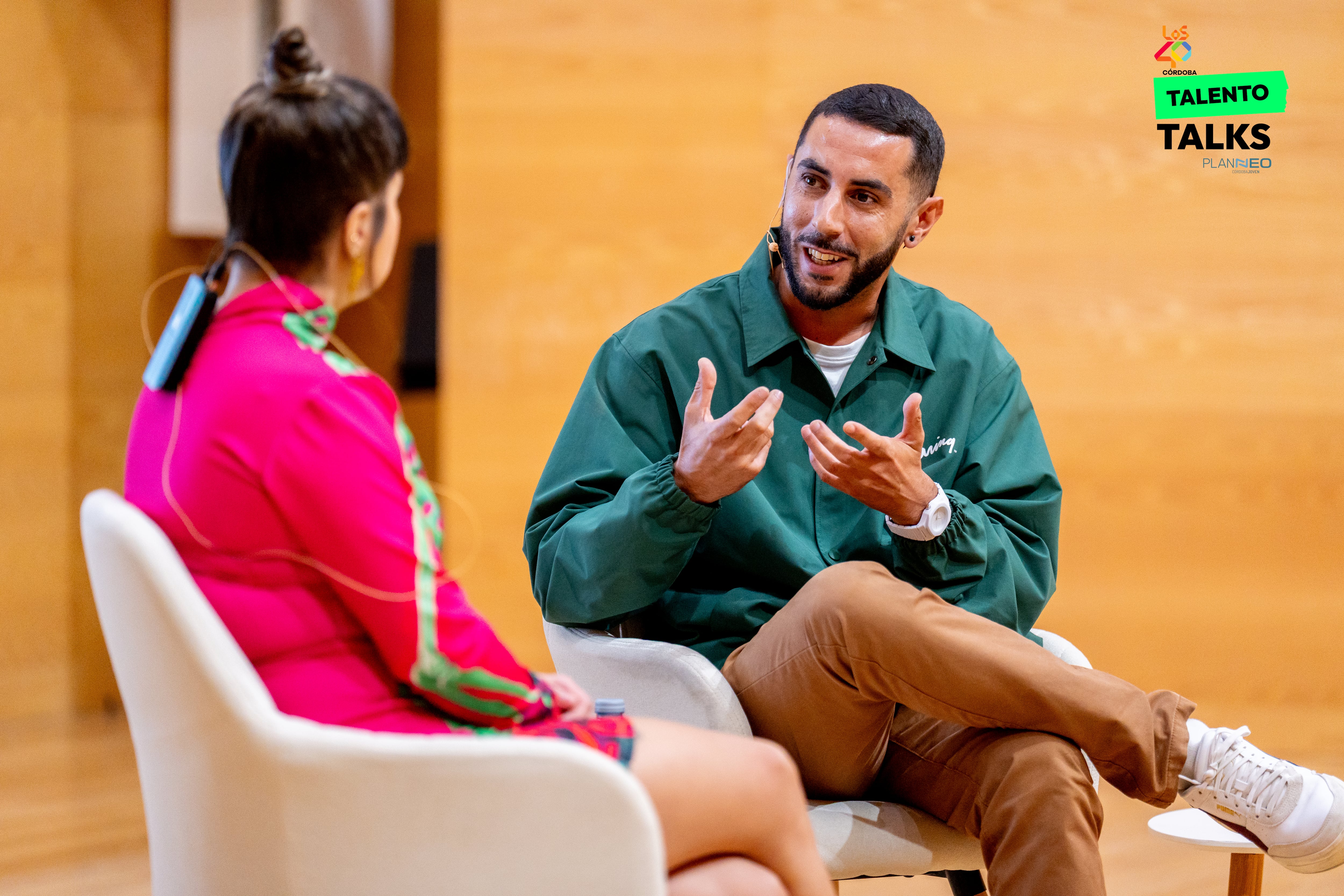 Alejandra Vanessa conversa con el artista baenense Sake en Público asistente a Los 40 Talento Talks Córdoba