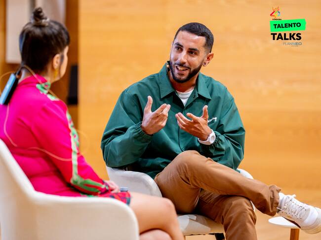 Alejandra Vanessa conversa con el artista baenense Sake en Público asistente a Los 40 Talento Talks Córdoba