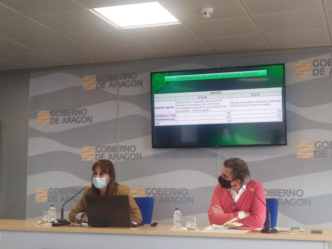 La consejera de Sanidad, Sira Repollés, y el director general de Salud Pública, Francisco Javier Falo, durante la rueda de prensa de Sanidad 