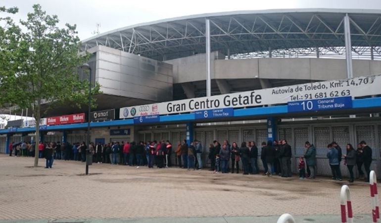 Las entradas que regaló el club a los abonados se agotaron tras unas horas y después de largas colas en el estadio.