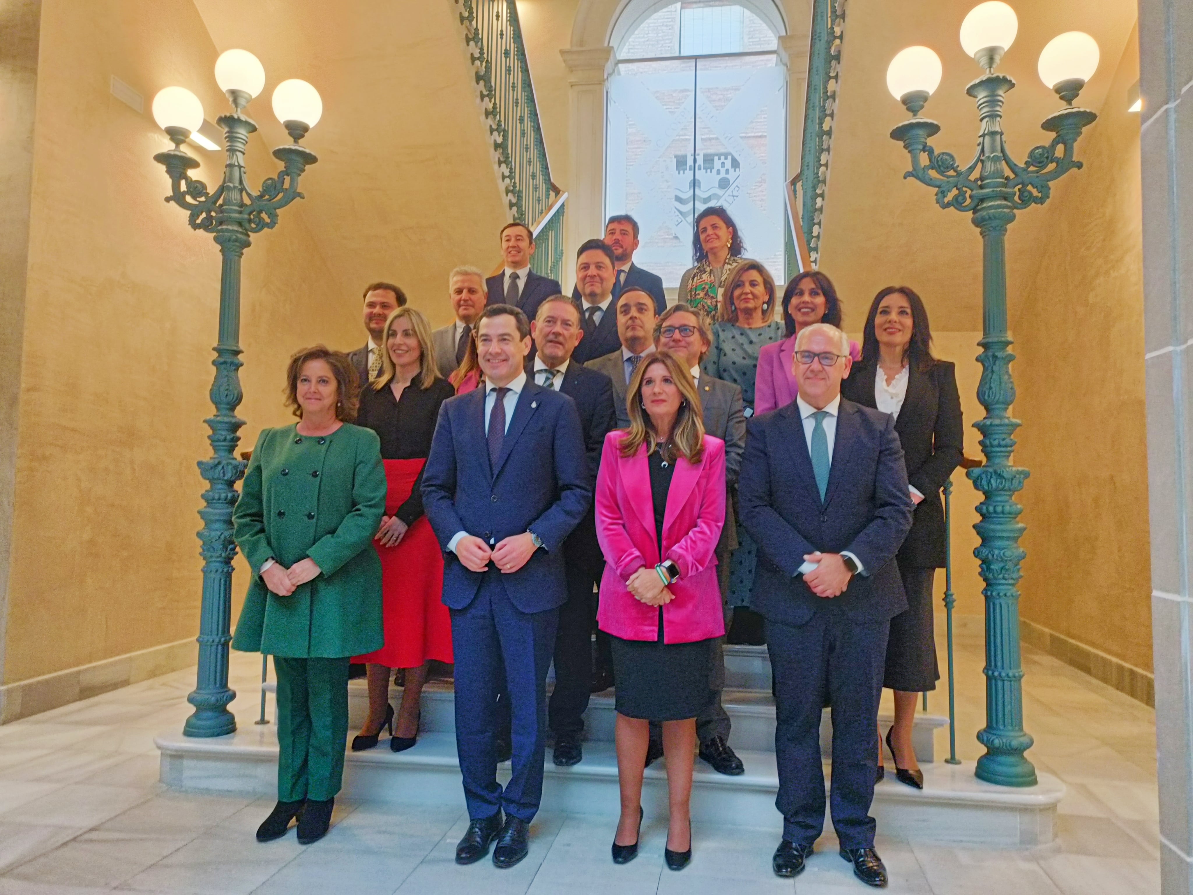 Juanma Moreno con miembros de la corporación municipal de Linares.