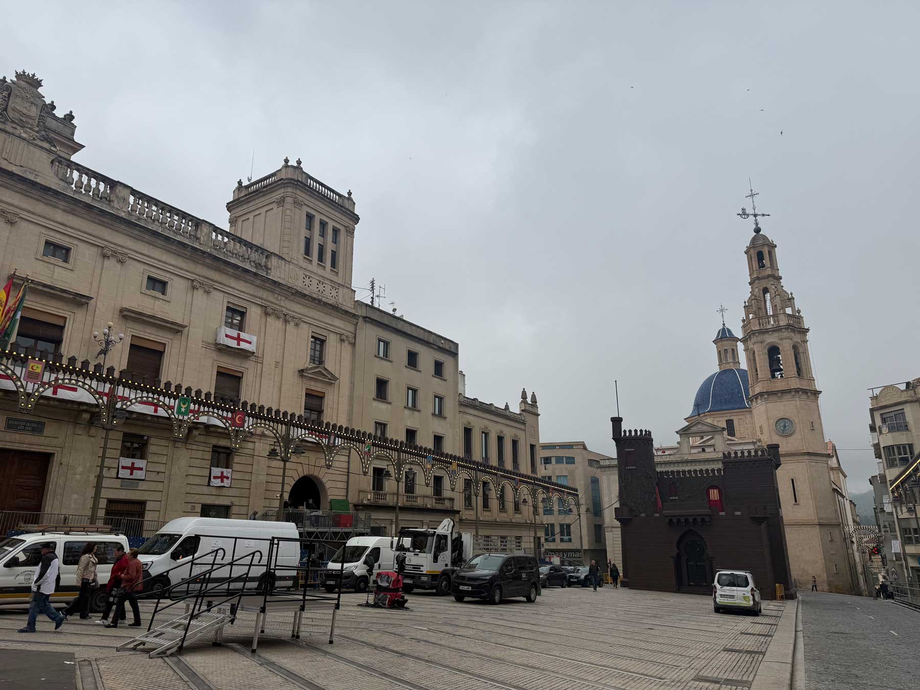 Aspecto del cielo en la plaza de España de Alcoy en este 2 de abril antes de iniciar las fiestas