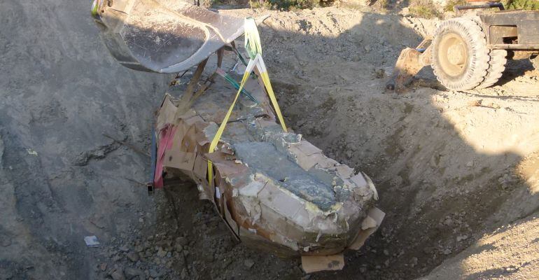 Extreuen d'un jaciment del Pallars Jussà un coll de dinosaure sencer de més de 5 metres de llargària