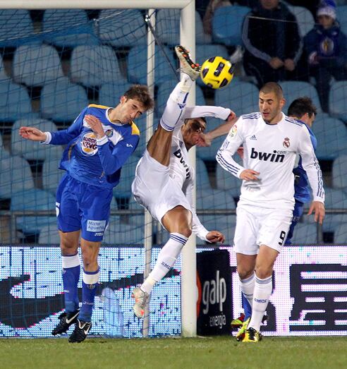 Ronaldo intenta algo parecido a una chilena ante un debensor del Getafe