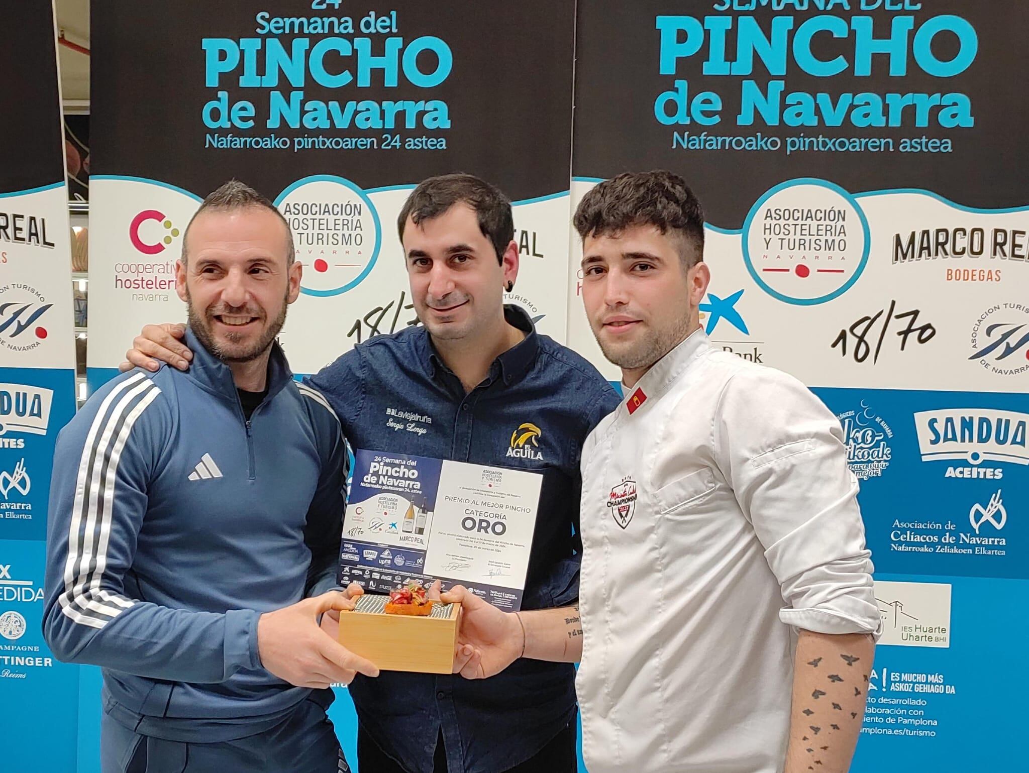 El equipo de "Ayres del Soto", el local ganador de la Semana del Pincho de Navarra 2024, muestra la elaboración premiada: 'Piketa'