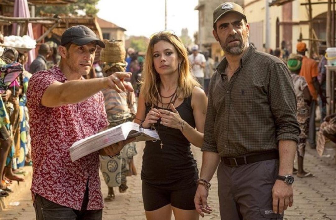 Salvador Calvo dando instrucciones a Luis Tosar y Anna Castillo durante el rodaje de Un mundo prohibido