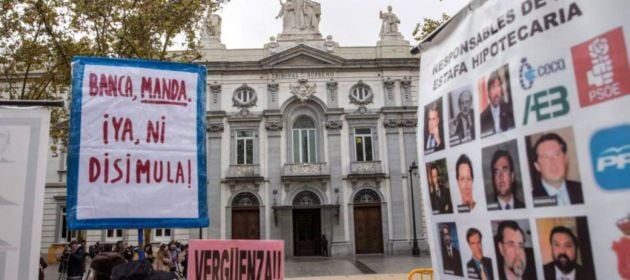 Manifestantes frente al Tribunal Supremo