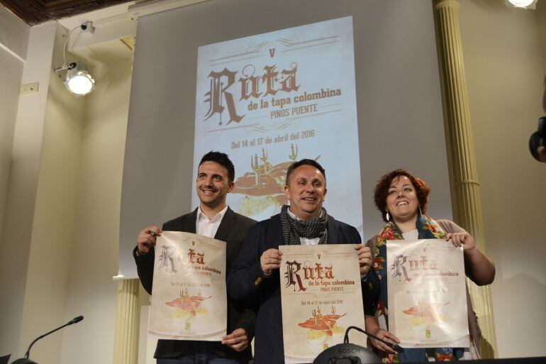 El alcalde de Pinos Puente(Granada) y diputado provincial de Turismo, Enrique Medina, presenta la V Ruta de la Tapa Colombina de la localidad junto al concejal de Cultura, Alberto Prieto, y la concejala de Turismo, Ana Zafra