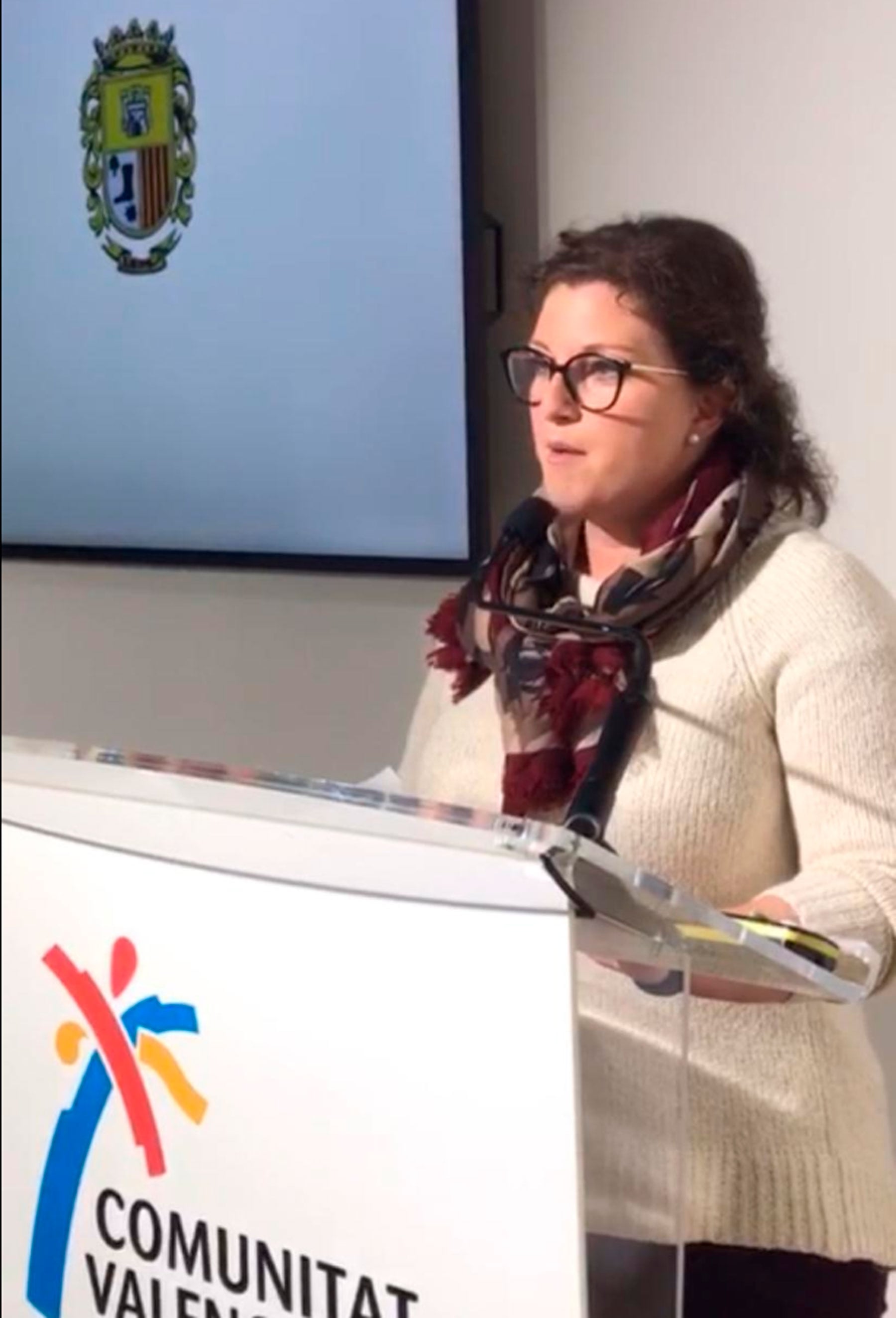 La alcaldesa de Agres, María García, durante su exposición en el stand de Fitur de Costa Blanca de la propuesta de la localidad de turismo religioso