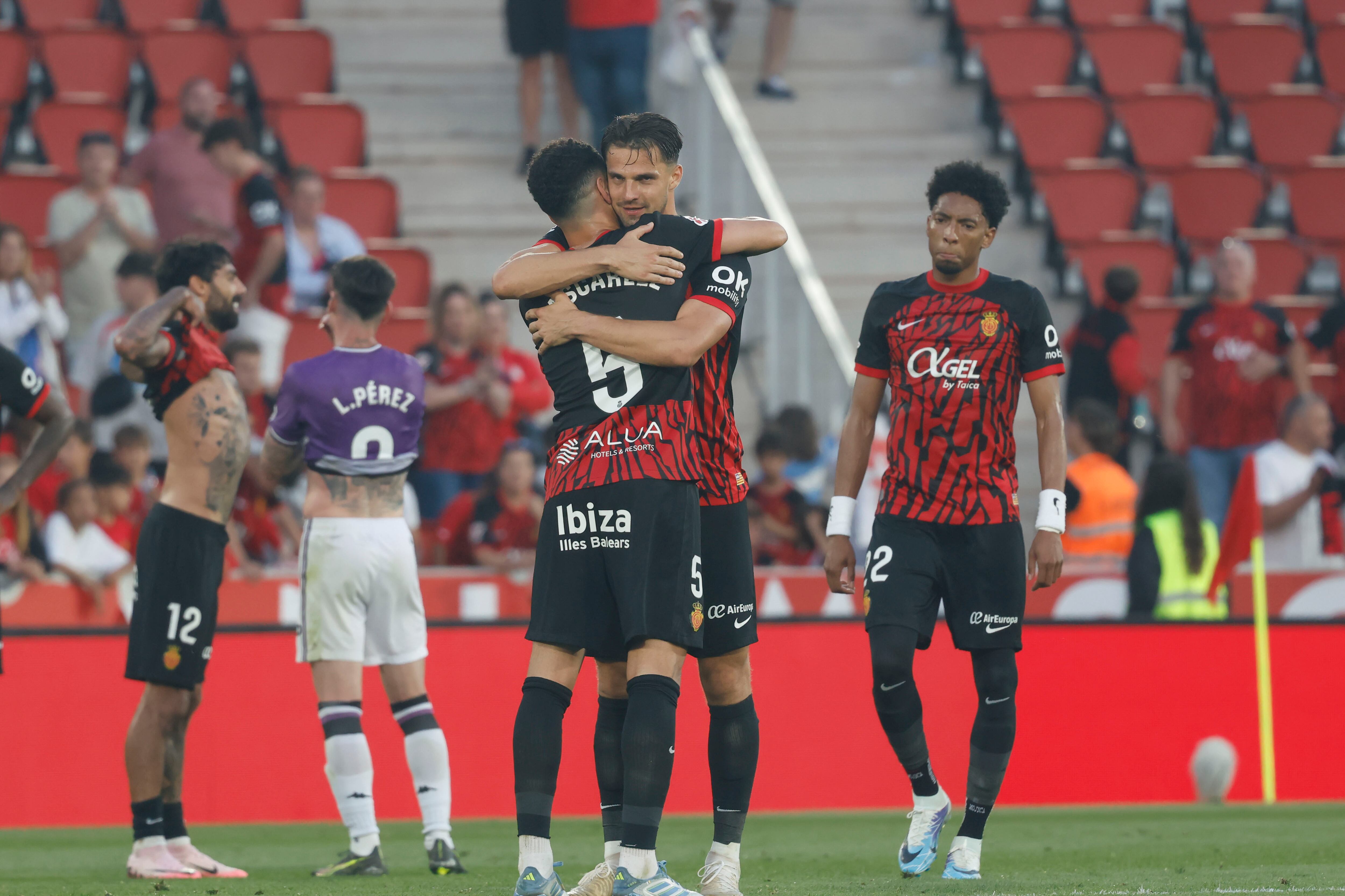 PALMA, 10/05/2025.- Los jugadores del Mallorca celebran su viotoria sobre el Valladolid, tras el partido de la jornada 35 de LaLiga EA Sports entre el Mallorca y el Valladolid, este sábado en el Estadi Mallorca Son Moix en Palma.-EFE/ Cati Cladera