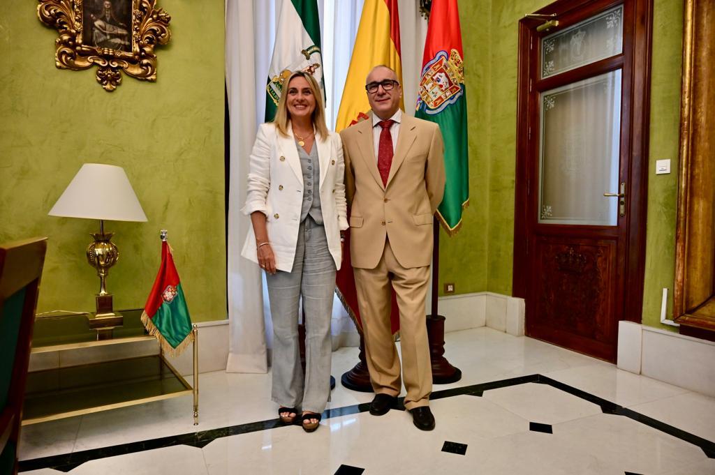 La alcaldesa de Granada, Marifrán Carazo, y el director de La Alhambra, Rodrigo Ruiz Jiménez, reunidos en el Ayuntamiento