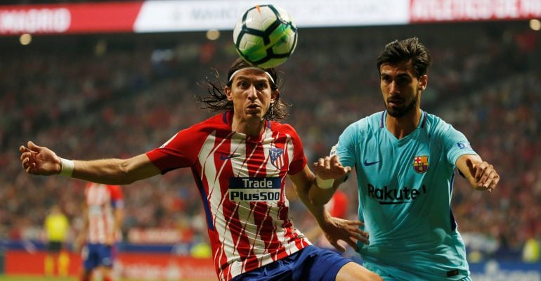 André Gomes y Filipe Luis disputan la posesión durante el partido