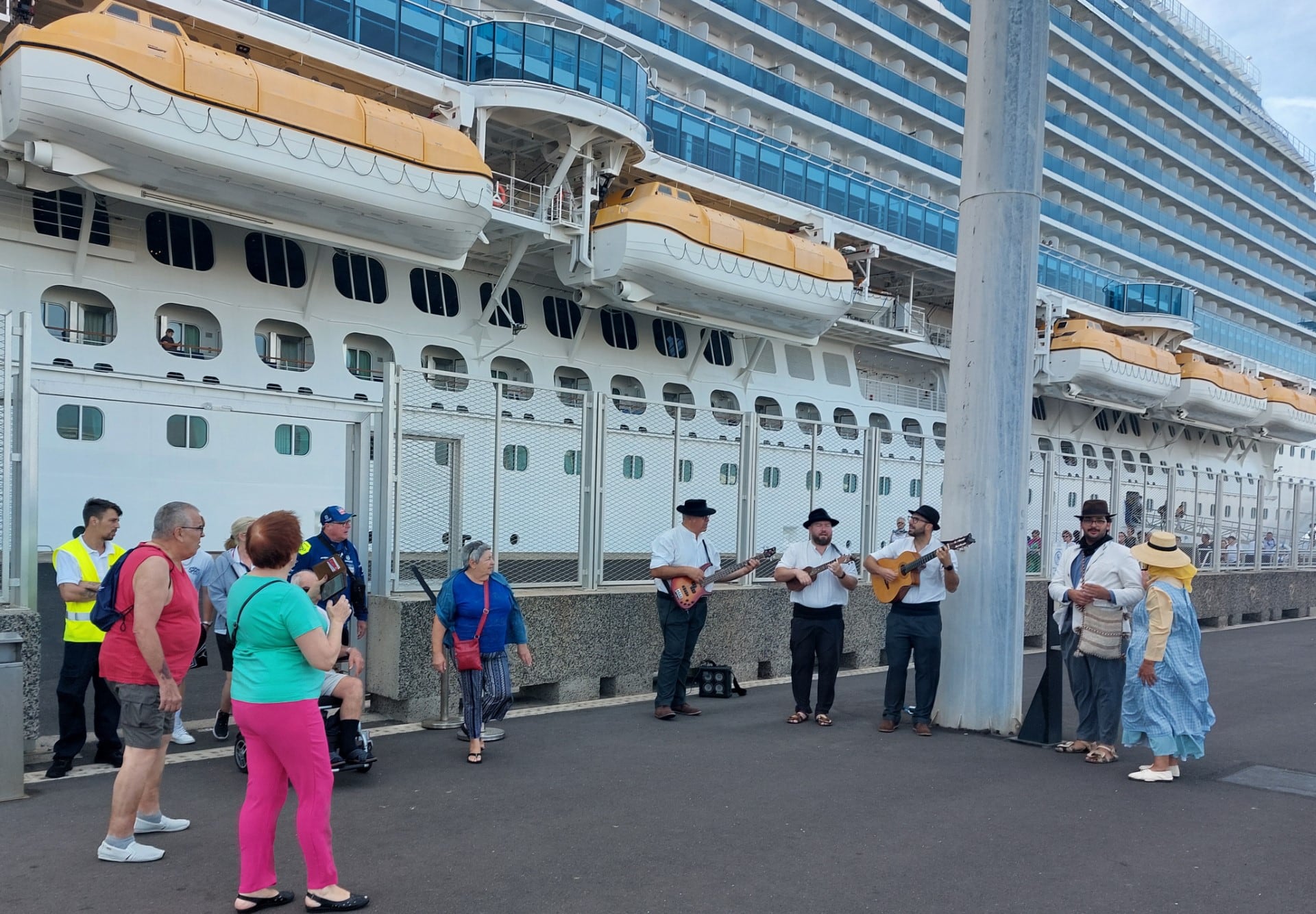 Recibimiento a cruceristas en Arrecife, Lanzarote.