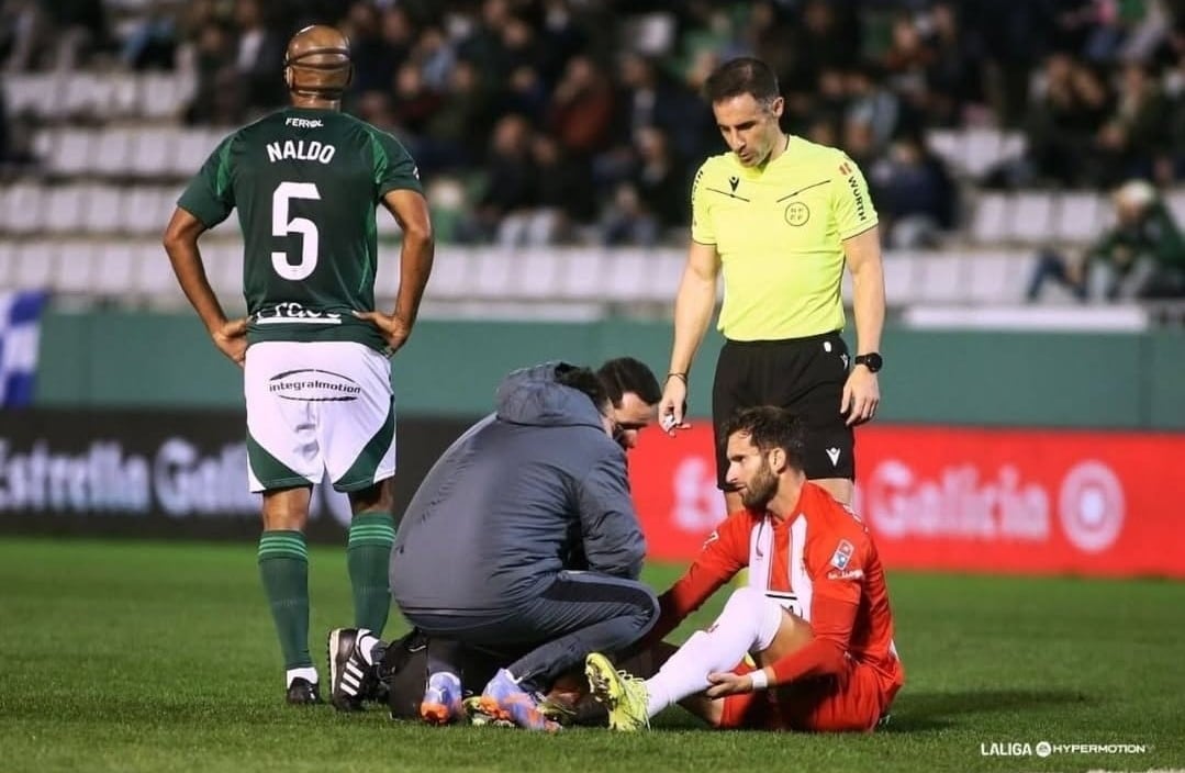 Leo Baptistao, lesionado en el minuto 14 ante el Racing de Ferrol.