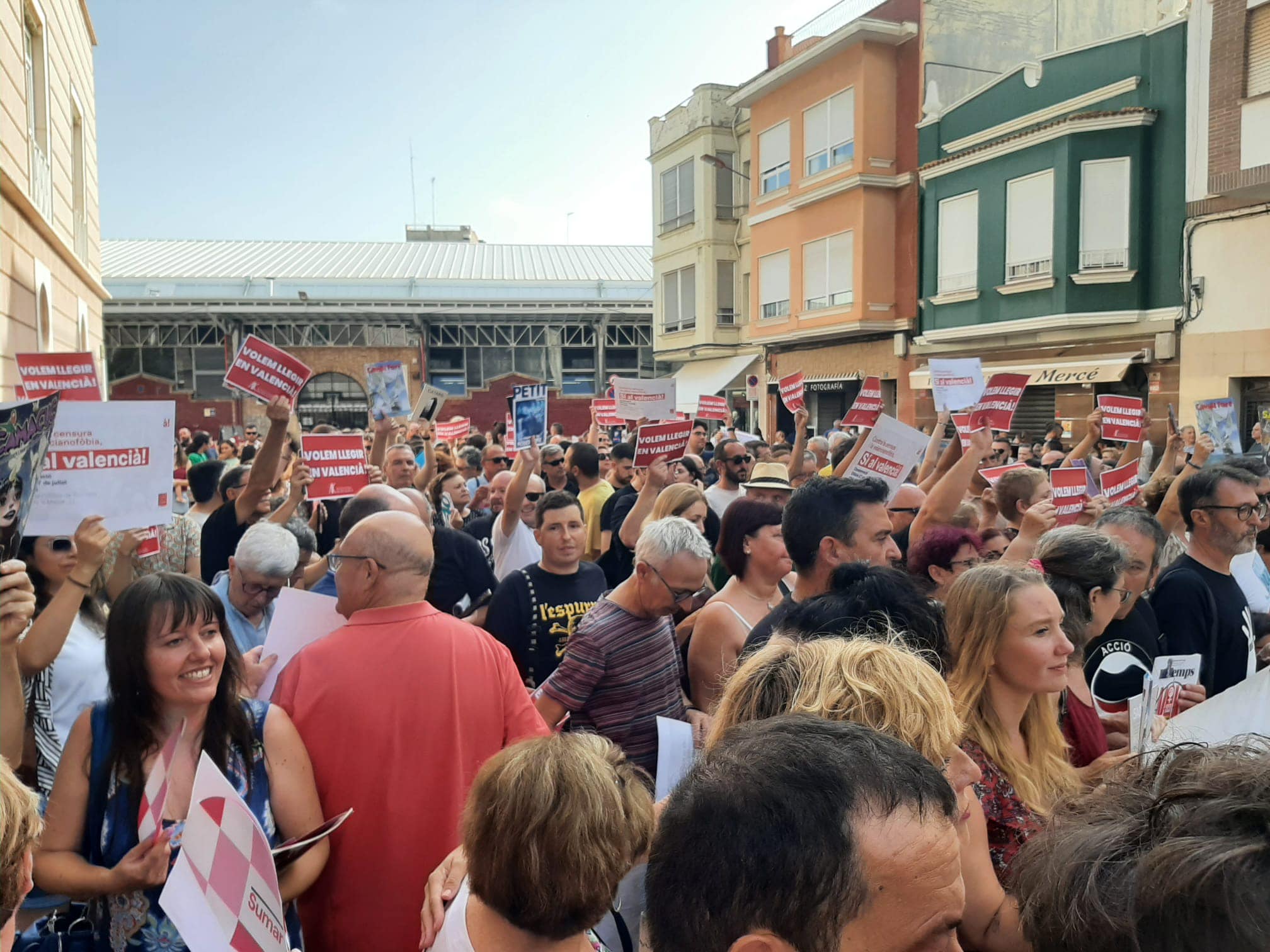 Protesta contra la retirada de revistas en catalán en Borriana