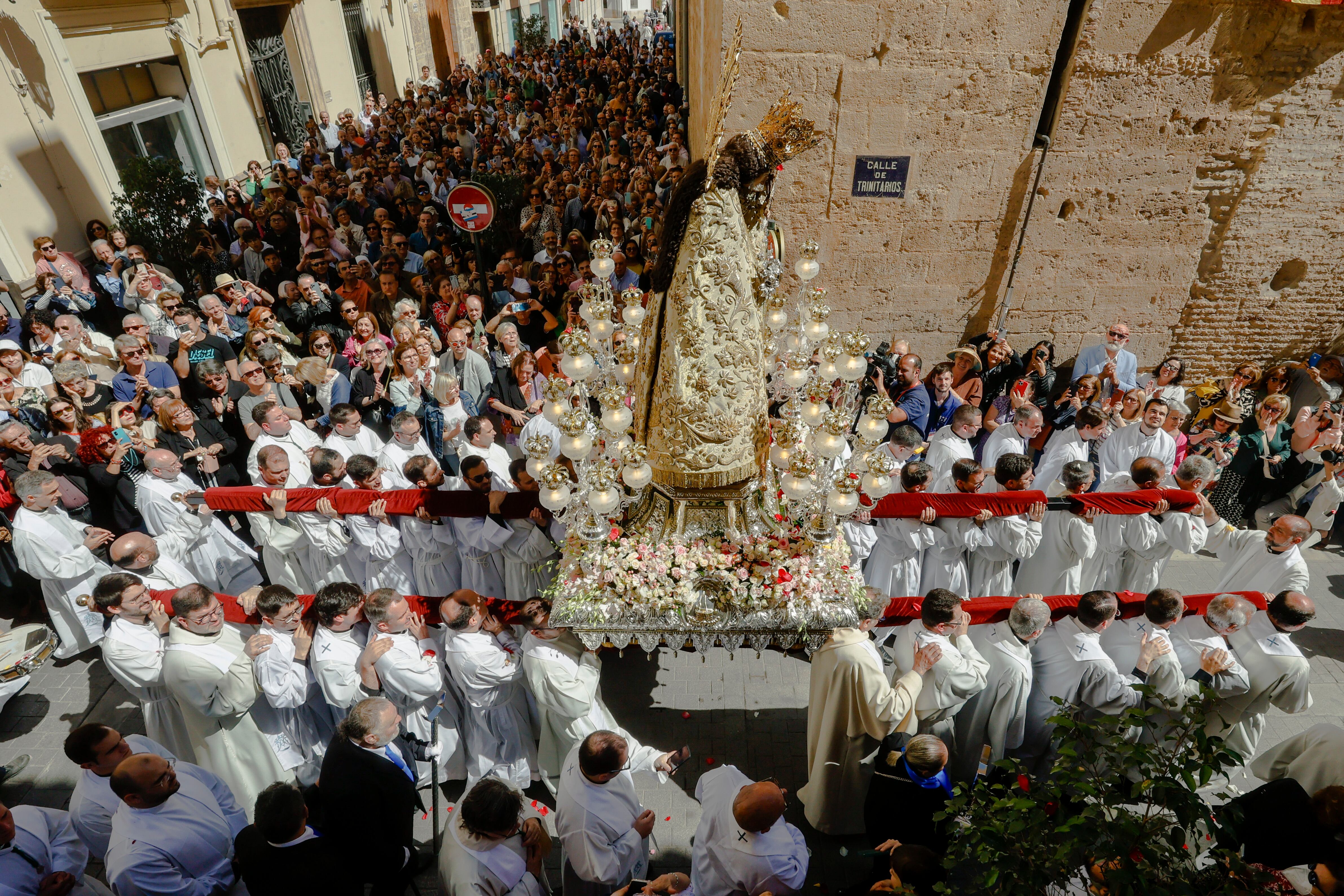 València celebra el centenario de la coronación de su patrona, la Virgen de los Desamparados, con una procesión que recorre el centro de la ciudad y que evoca a la que tuvo lugar hace un siglo.