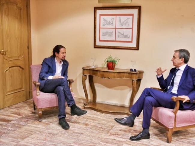 El expresidente del Gobierno, José Luis Rodríguez Zapatero (d), y el vicepresidente segundo y líder de Podemos, Pablo Iglesias (i), han mantenido este miércoles un encuentro informal y privado en El Escorial.