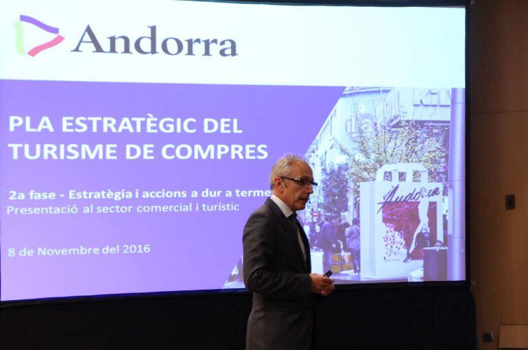 El ministre de Turisme i Comerç, Francesc Camp, durant la presentació del Pla estratègic de compres.