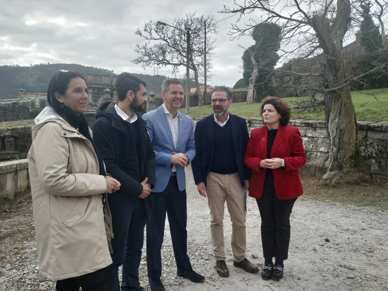 Eva Martínez, Julián Reina, José Miñones, Ángel Mato y María Rivas en la visita al castillo de San Felipe