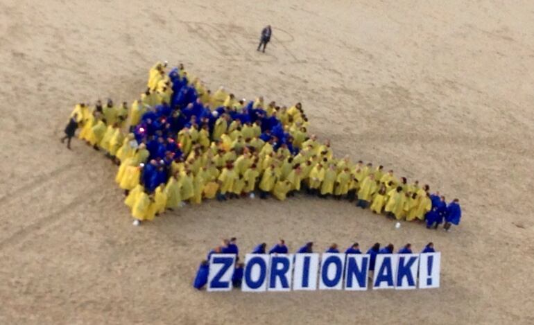 120 personas han creado una estrella gigante en la playa de La Concha como preludio al encendido oficial de las luces de Navidad.