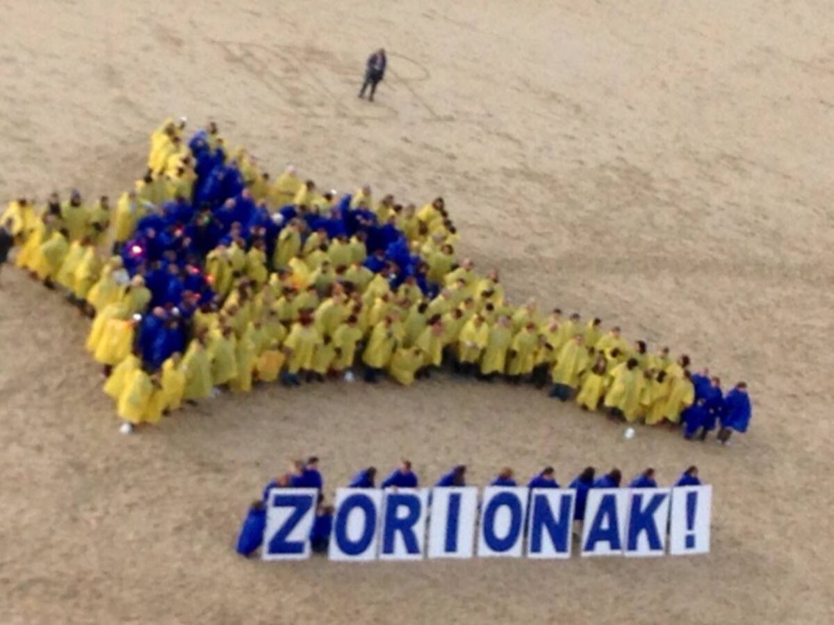 120 personas forman una estrella gigante de Navidad en La Concha