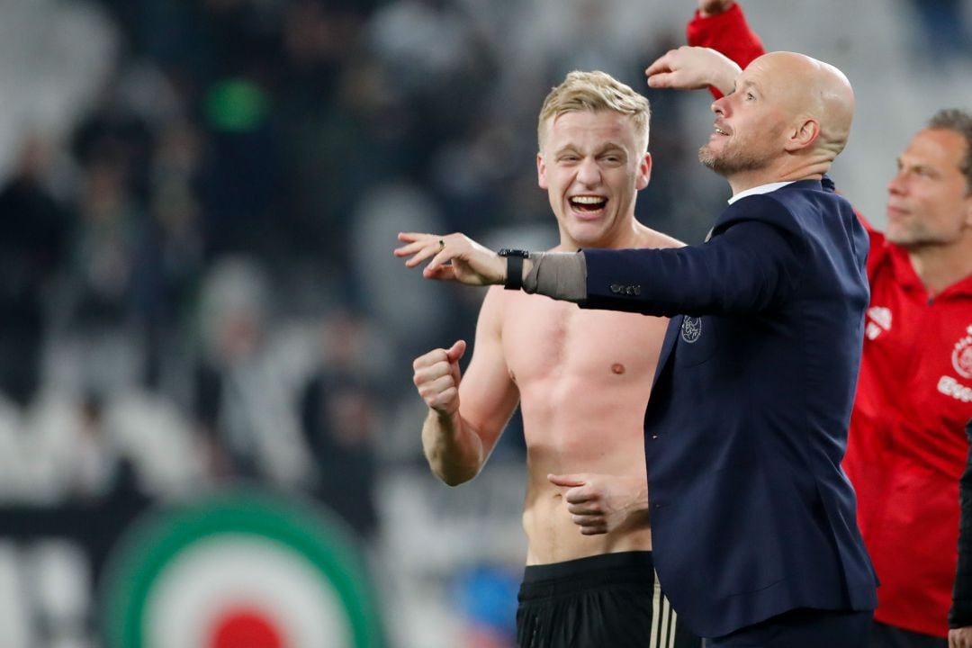 Van de Beek y Erik ten Hag celebran un triunfo del Ajax en Champions.