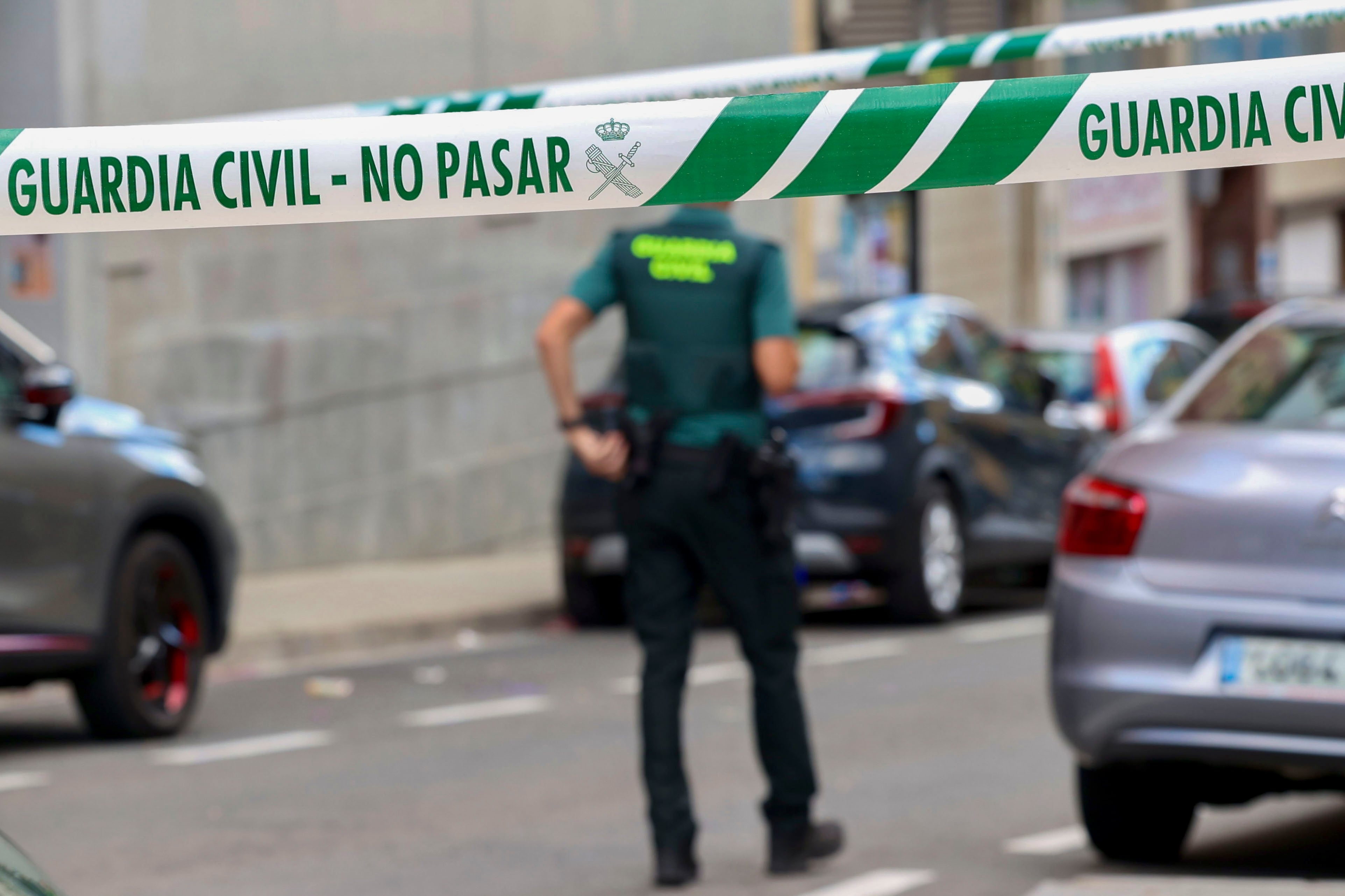 HARO (LA RIOJA), 07/09/2024.-La Guardia Civil investiga el hallazgo del cadáver de un hombre que ha aparecido este sábado en extrañas circunstancias en el interior de su domicilio en Haro, lo que, en principio, apunta a un posible asesinato. El cadáver ha aparecido hacia las 14:00 horas en una vivienda de la calle Italia, cuando, al parecer, los bomberos, al intentar acceder a una vivienda del municipio, se han encontrado con el cadáver del individuo, según han detallado a EFE fuentes de la investigación. La Guardia Civil ha informado de que la Policía Judicial se ha hecho cargo de la instrucción de diligencias y se ha activado el Laboratorio de criminalística del Instituto Armado para la inspección técnico ocular en el domicilio.-EFE/ Raquel Manzanares
